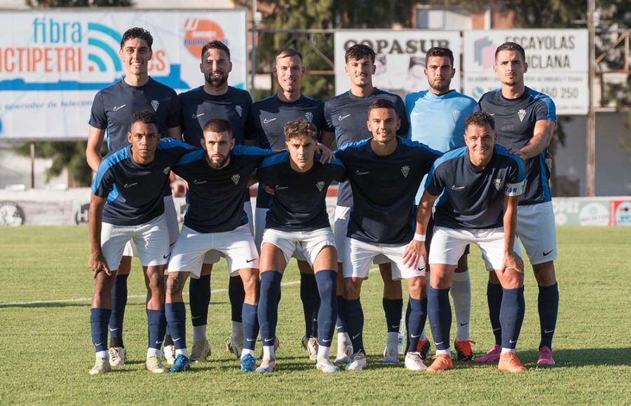 El once del SFCD en Chiclana. Arriba están David Guerrero, Álex Cortijo, Rubén Enri, Yerai Dávila, Christian López y Kike Ríos. Agachados: Manny, Julio Iglesias, Kike Carrasco, Omar Santana y Airam Cabrera. 