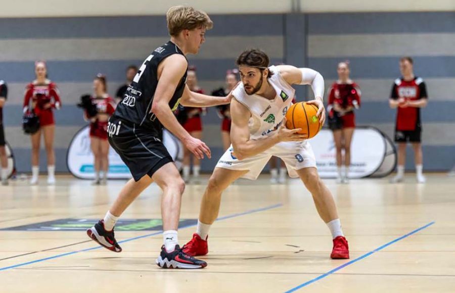 Carlos Hidalgo maneja el balón en un partido con el Speyer alemán. 