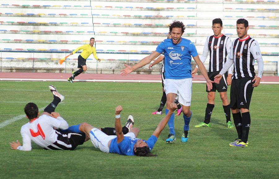 Germán celebra un gol de Sambruno al Cartagena en la temporada 13-14 en Segunda B, la de su marcha del San Fernando CD tras bajar a Tercera. 