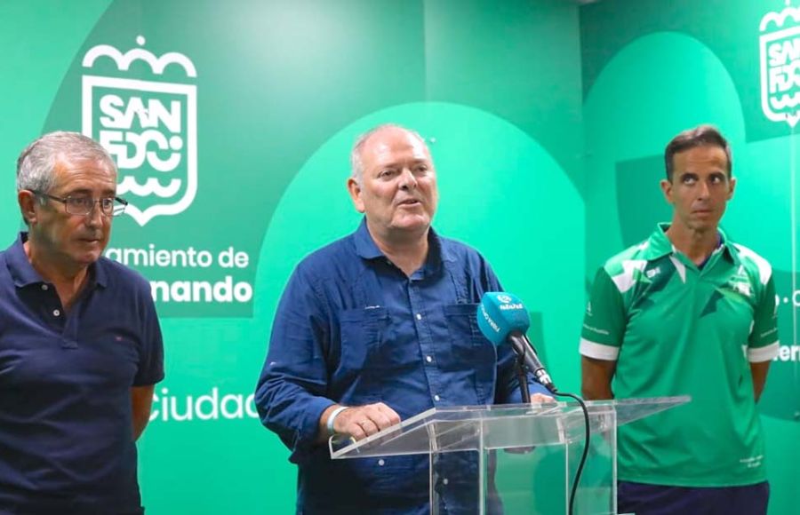 Antonio Rojas, junto a Clemente Ruiz y Raúl Plazuelo, en la presentación del V Triatlón Ciudad de San Fernando 