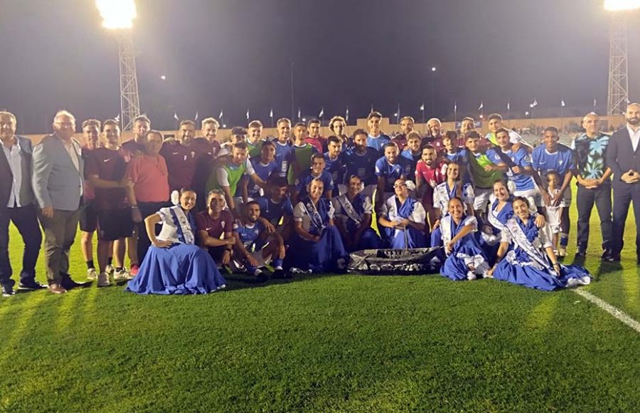 Los jugadores  y técnicos del San Fernando CD posaron con las autoridades, Lolo Hernández y las salineras. 