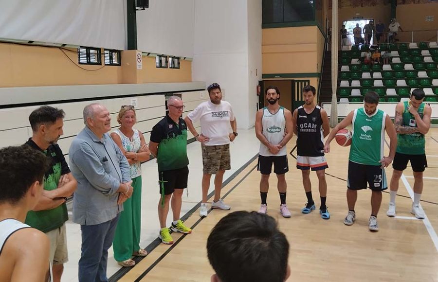 Antonio Rojas se dirige a los jugadores antes del entrenamiento.