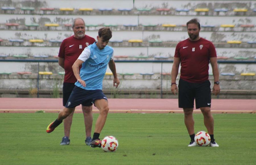 Antonio Iriondo e Iván Guerrero observan a Yerai Dávila en el lanzamiento de una falta este martes en el estadio Bahía Sur. 