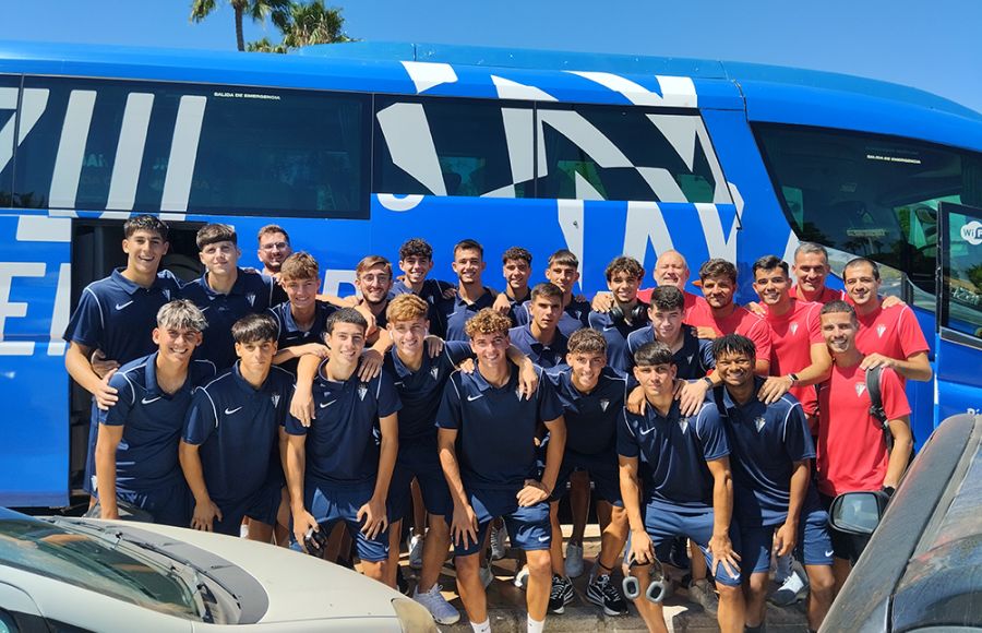 El San Fernando CD juvenil posó para DEPORTEDELAISLA.COM antes de partir este mediodía hacia Almería. 