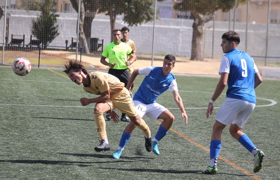 Un jugador del Málaga se duele ante Álvaro Sánchez y José Pedraza, del San Fernando CD, y bajo la atenta mirada del colegiado.