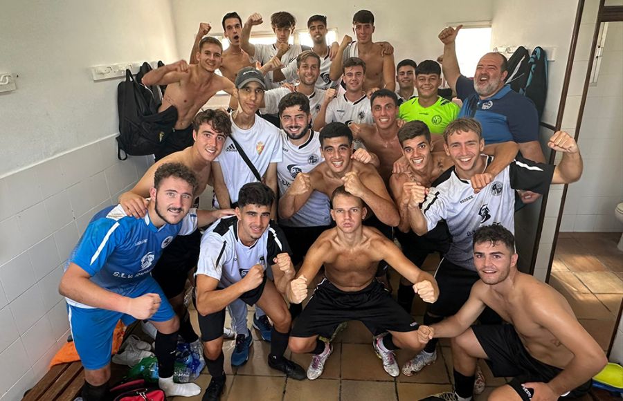 Jugadores, técnicos y directivos celebran el pase a la final de la Copa de Andalucía. 