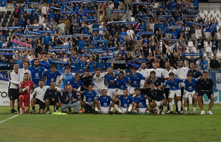 La totalidad del equipo posó con los aficionados isleños. 