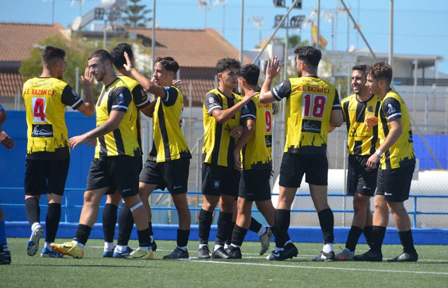 El GE Bazán celebra uno de los cinco goles en Chipiona. 