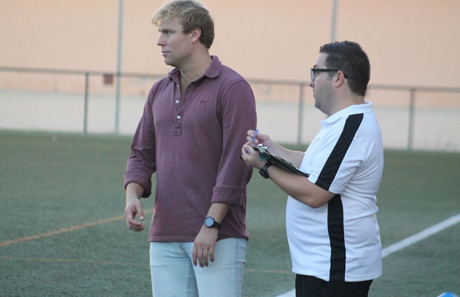 El entrenador del San Fernando CD 'B' Jaime Bugatto y el delegado Eugenio Martínez, en el partido contra la UD Los Barrios.