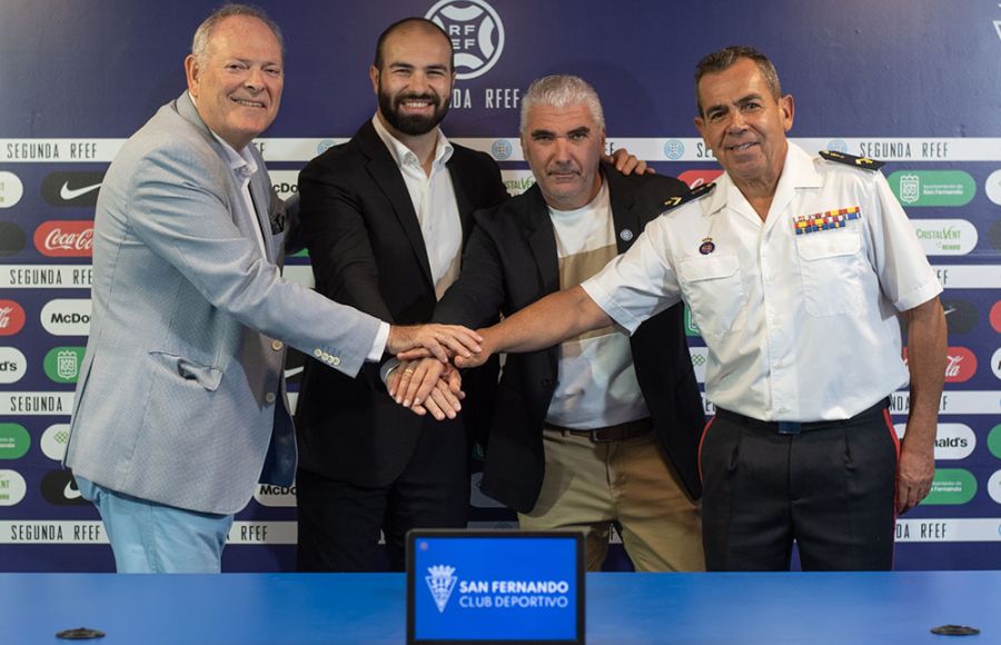 Antonio Rojas, Louis Kinziger, Fran Cid y Carlos García-Cuevas presentaron el partido en el estadio Bahía Sur. 