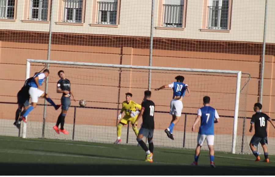 Rubén Puentedura, a la izquierda de la imagen, hizo el gol del triunfo del San Fernando CD juvenil con este testarazo. 