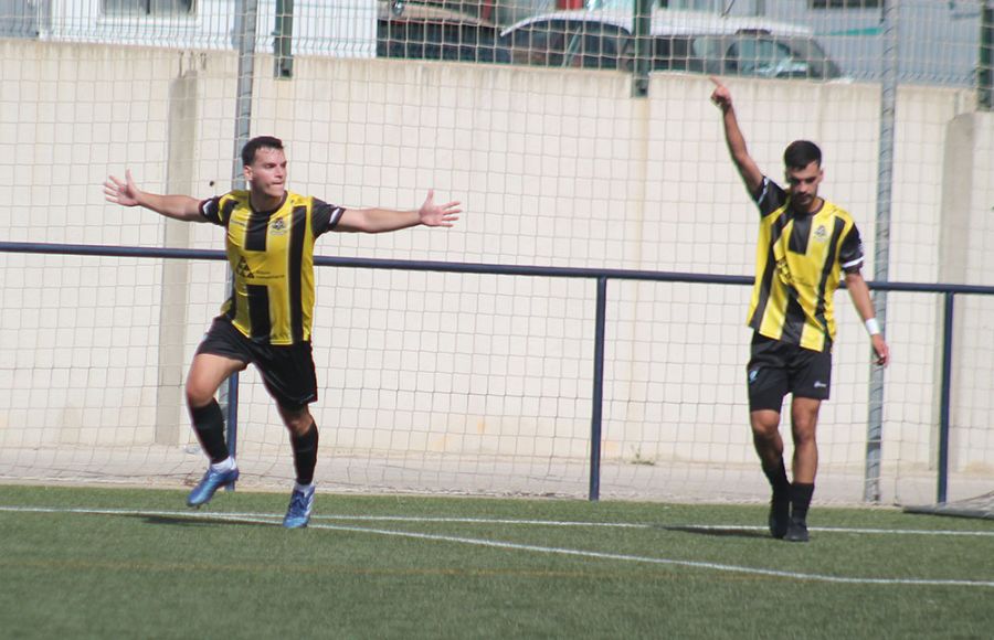 El central del GE Bazán Tito Sandubete celebra su gol, que supuso el 1-1 en el descuento de la primera parte. 