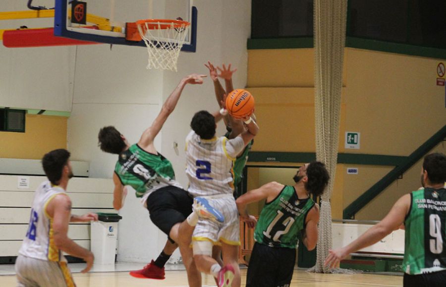 Acrobática entrada del base isleño Carlos Varela, de la Gymnástica, ante Carlos Galán, Manuel Ezomo y Josu Remesal, del CB San Fernando.