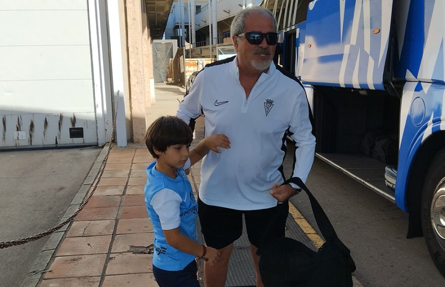 Antonio Iriondo recibió la visita de su nieto Mateo antes de partir de viaje este mediodía hacia Almería. 