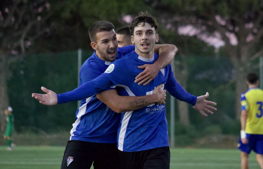 Marcos Herrera es felicitado por Guille Oliva tras el golazo que adelantaba al San Fernando CD 'B' en El Rosal. 