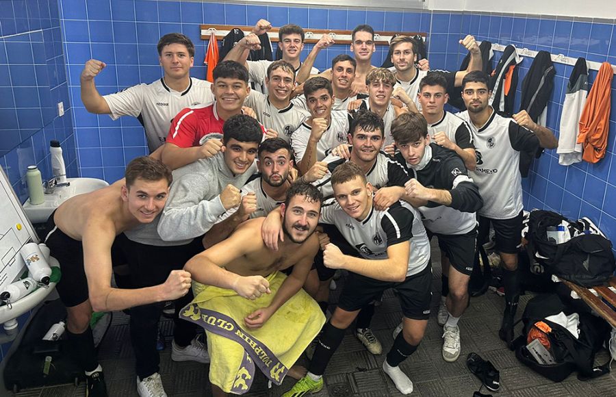 El San Fernando Atlético senior celebra el triunfo ante el Novo de Chiclana y que se produjo con un gol de Jota en el descuento. 