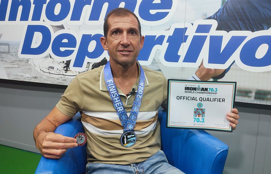 Rafael Carralero, con la medalla lograda en Marbella colgada al cuello, muestra el diploma y la medalla que acreditan su clasificación para el Mundial. 