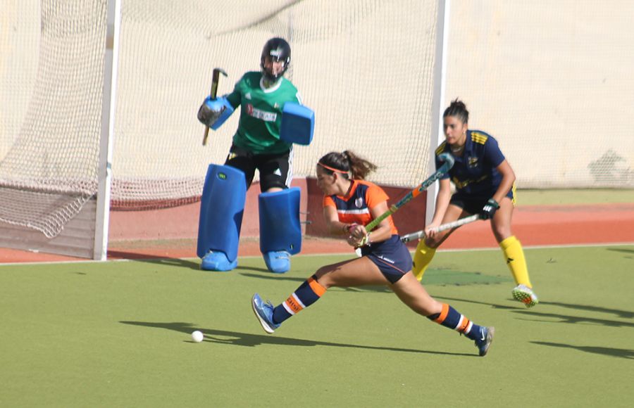 Marina Aleu, del Club Hockey San Fernando, tuvo esta clarísima ocasión para poner el 2-2 al inicio del segundo tiempo del partido de este sábado. 