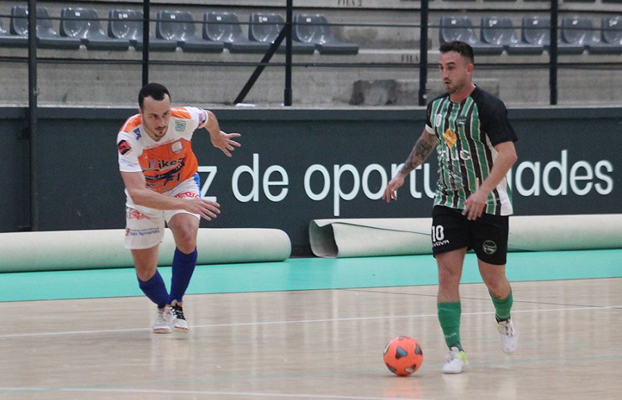 Sergio Julián, de la UD Los Amigos, busca la portería del Isleño FS tras desbordar al jugador del Isleño FS Ignacio Martínez. 