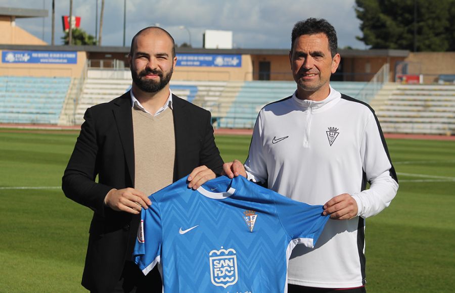 Dani Mori y el presidente Louis Kinziger, en la presentación.