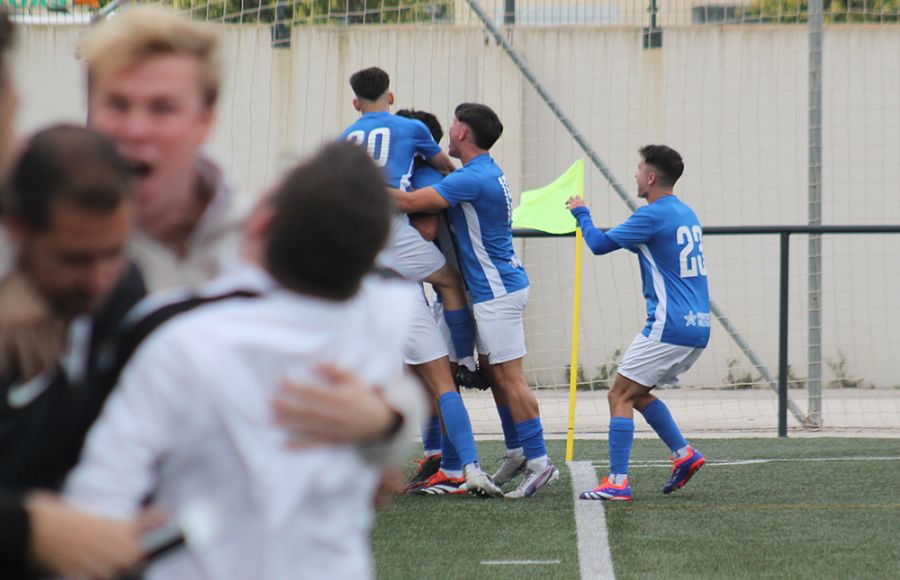 Jaime Bugatto, Tati Maldonado y el delegado Eugenio Martínez celebran el gol de Juanma Escobar, que al fondo es felicitado por sus compañeros. 