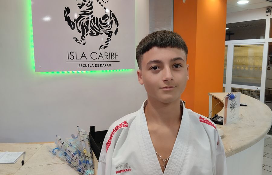 Javier Lupiani posa en la Escuela de karate Isla Caribe. 