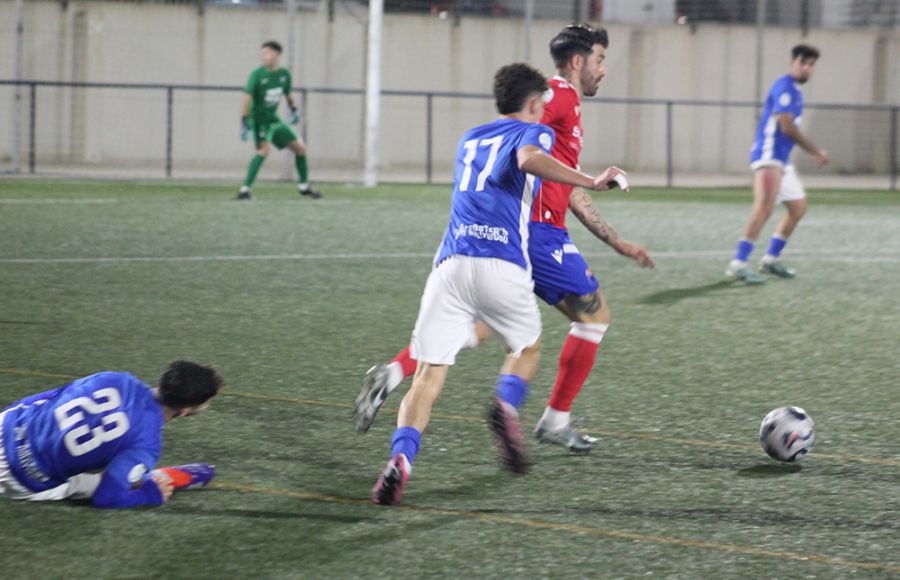 Miguelito Alconchel persigue a un rival y a la izquierda está Dieguito, justo cuando se lesiona en una rodilla. 