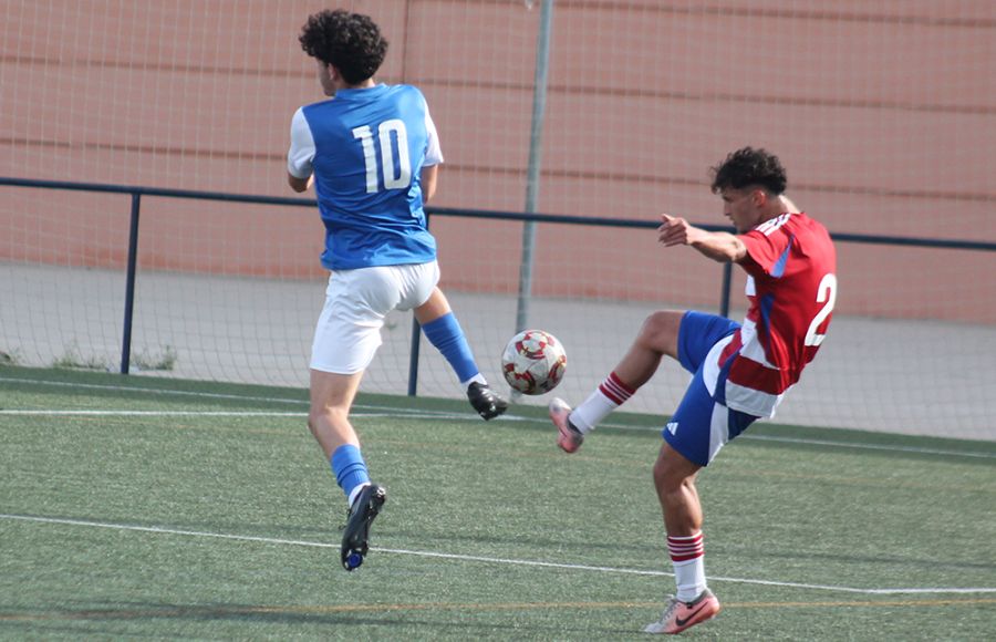 Pepe García, del Granada CF, despeja un balón ante el azulino Pepe Sánchez durante el partido celebrado este sábado en Sacramento. 