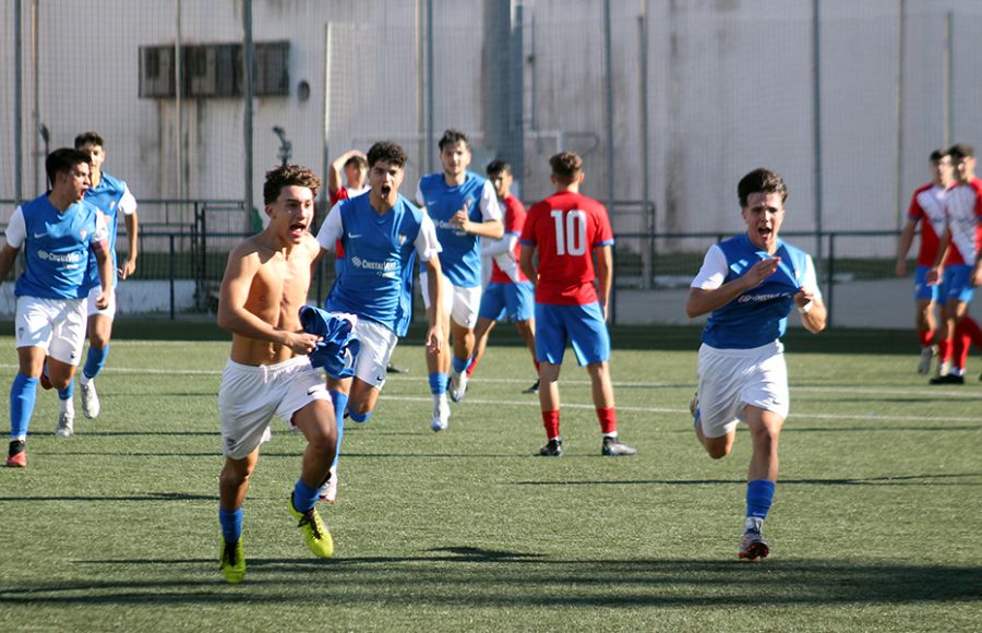 Manuel Vega, sin camiseta, se dirige al banquillo para celebrar el 1-0 del juvenil B del San Fernando CD ante el Algeciras CF. 