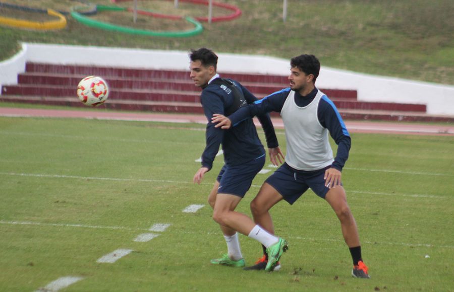 Manel Martínez, vigilado por Juanma Escobar, del filial azulino, durante el entrenamiento de este miércoles en la Junta de Deportes