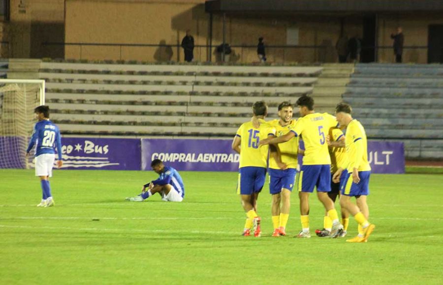 El Cádiz CF Mirandilla celebra el gran triunfo tras el pitido final. 