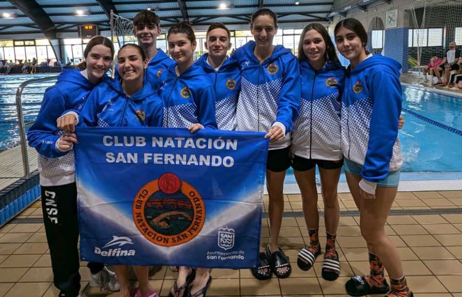 El equipo completo del CN Natación que viajó a Dos Hermanas. 