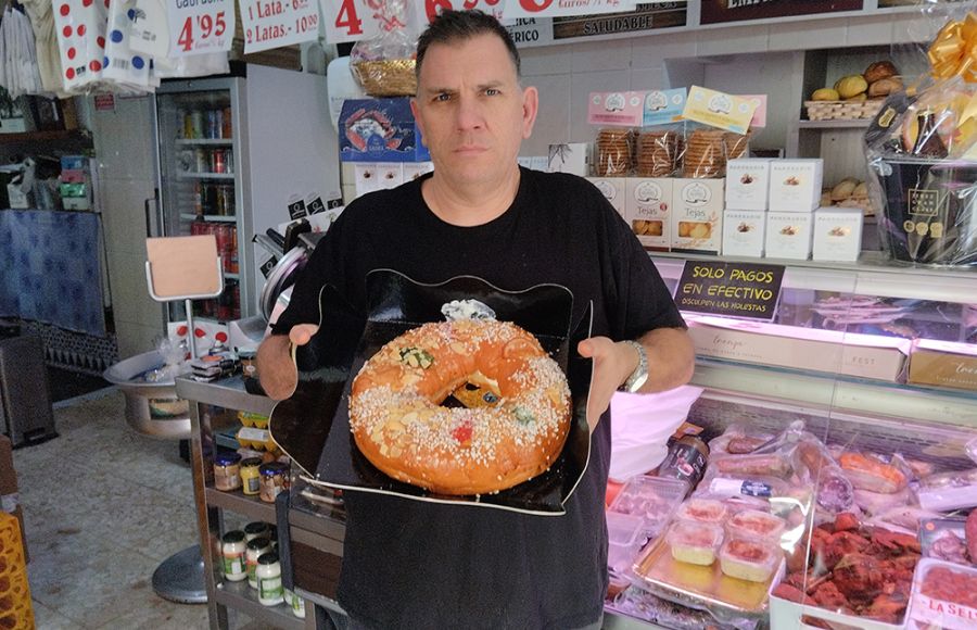 Juan Manuel Marín, con uno de sus roscones de Reyes. 