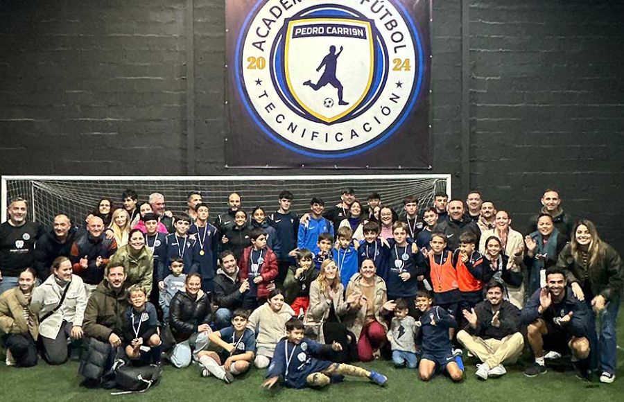 La foto de familia con los equipos premiados y sus familiares. 