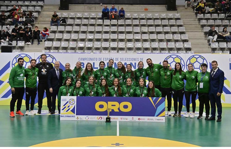 Marta Bouzo aparece agachada, la segunda por la derecha, con la selección andaluza tras recibir el trofeo de campeonas de España y las correspondientes medallas de oro. 