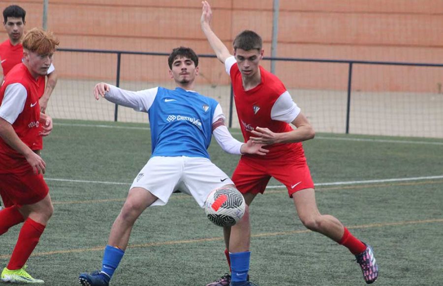 Pugna de Jesús Gaviño y Pablo Aguilocho en el derbi de Segunda Andaluza juvenil entre el San Fernando CD y la Escuela Bahía. 