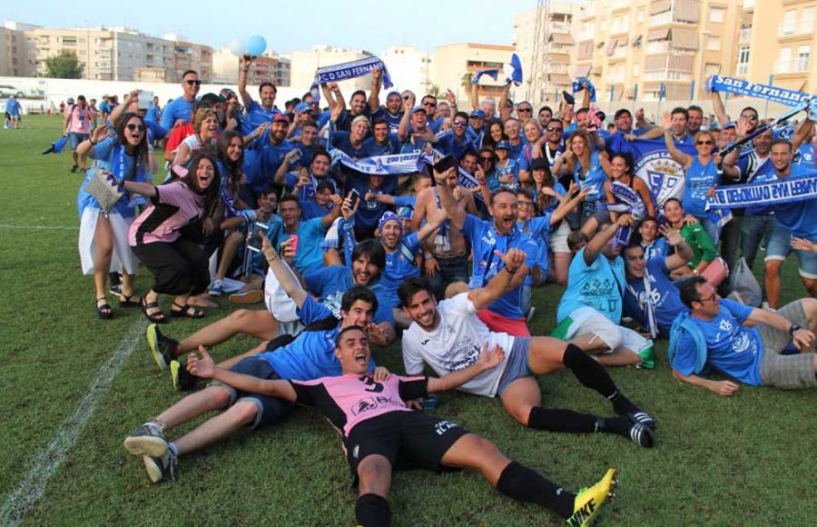 Los jugadores y aficionados del San Fernando CD festejaron por todo lo alto el ascenso logrado el 26 de junio en Águilas. 