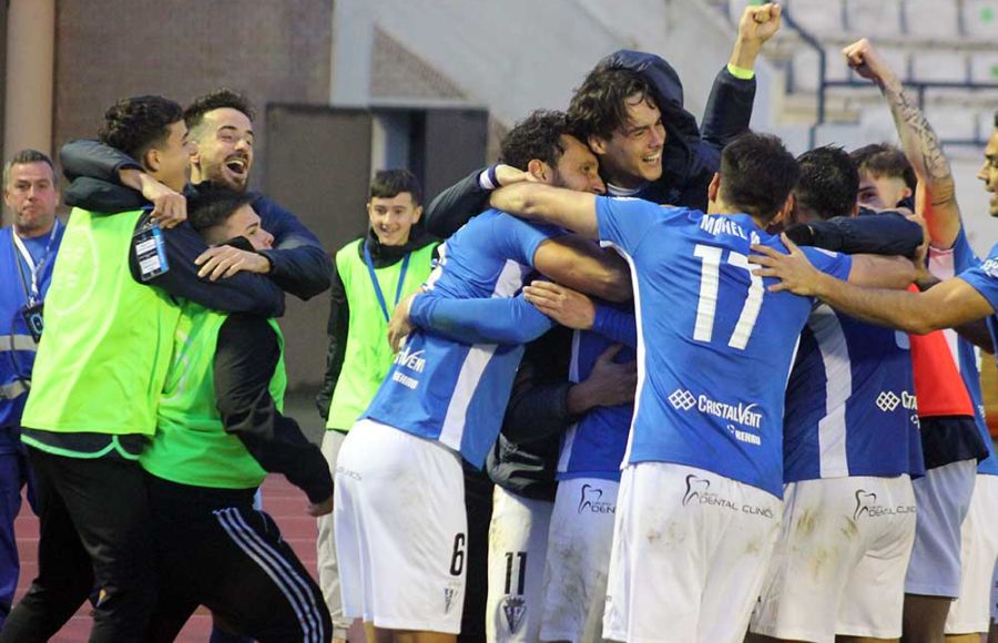 Los jugadores del San Fernando CD celebran el 2-1 y Rafa de Vicente lo hizo con dos recogepelotas. 