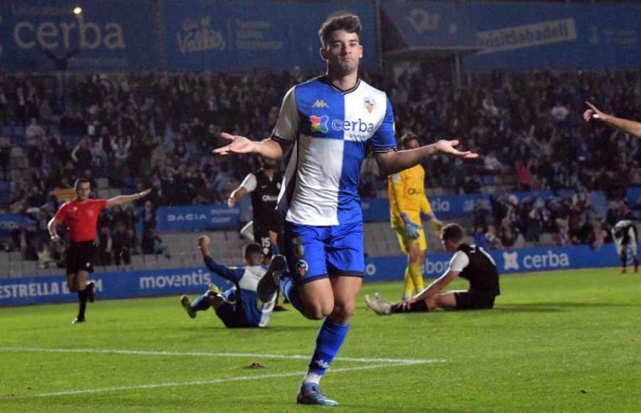 Marru, emulando a Brahim, celebra un gol con el Sabadell. 