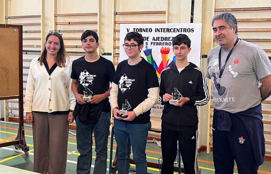 Los tres primeros clasificados en el torneo celebrado en el instituto La Bahía. 