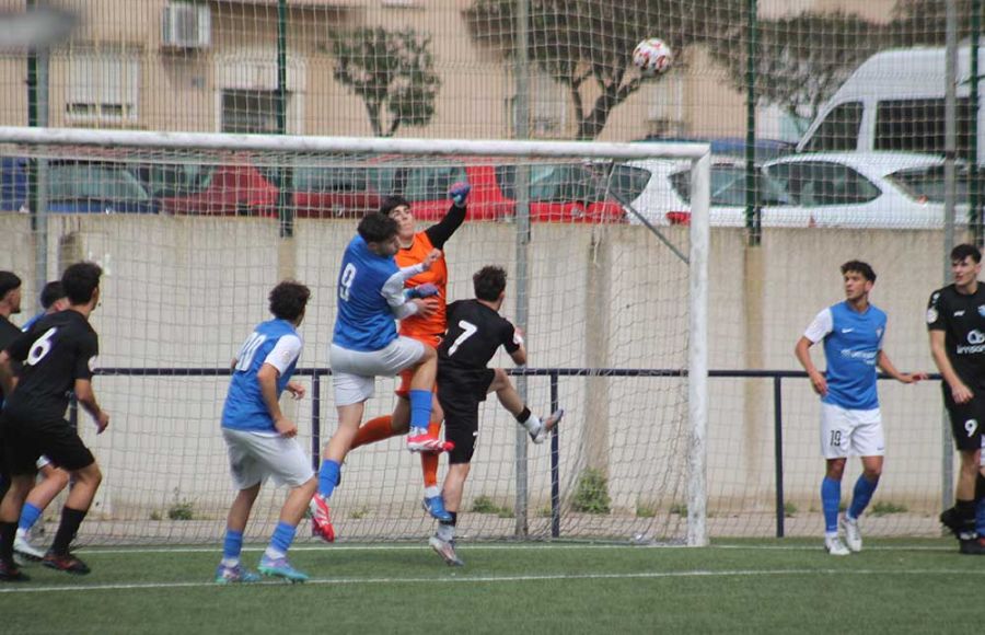 El meta del San Fernando CD, Pedro Figueroa, que en la imagen despeja un balón ante su compañero José Pedraza, volvió a ser de lo mejor de su equipo. 