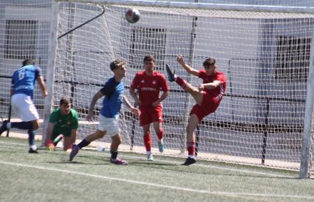 Chata, debajo de la portería, la pasada temporada con el Utrera ante el San Fernando CD 'B' y al que le marcó un golazo de falta. 