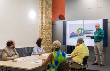 El arquitecto Manuel Díaz en su reunión con Patricia Cavada y los concejales.