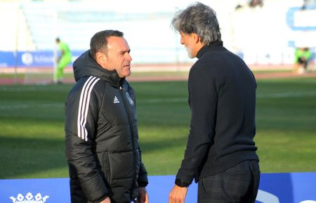 Pablo Alfaro charla con José María Salmerón, técnico del Badajoz, antes del comienzo del partido en Bahía Sur