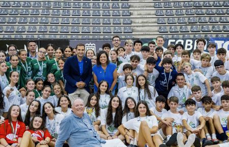 Patricia Cavada, Antonio Rojas y el presidente de la Federación Andaluza posaron con los jugadores de los equipos que disputaron la jornada final. 