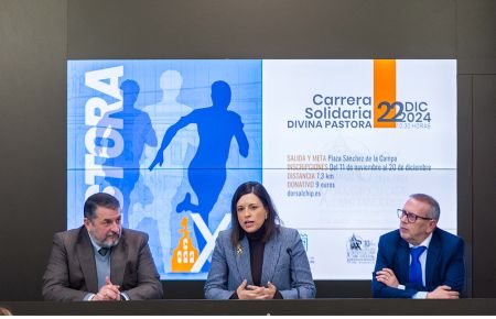 La alcaldesa presidió la presentación de la carrera. 