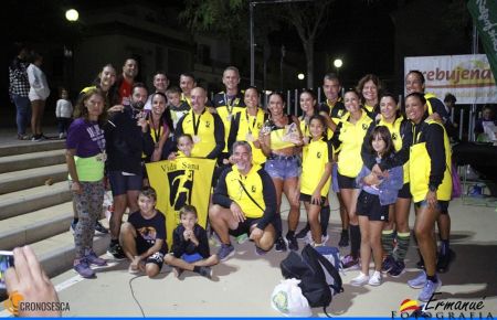 Los corredores del club isleño posaron con sus medallas. 