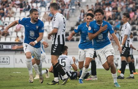 Dani García corre a celebrar su gol que fue el 0-1.