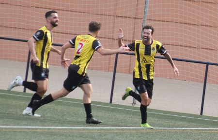 Alberto Legupín corre a celebrar el gol de la victoria isleña. 