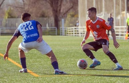 Sachetti, ex-jugador del SFCD, conduce el balón ante Kevin Lamela. 